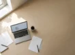 میز کار با لپ‌تاپ و کاغذها، نمایانگر تولید محتوا